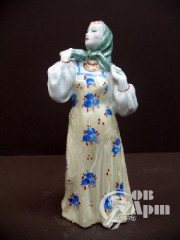 Скульптура "Девушка в русском сарафане"